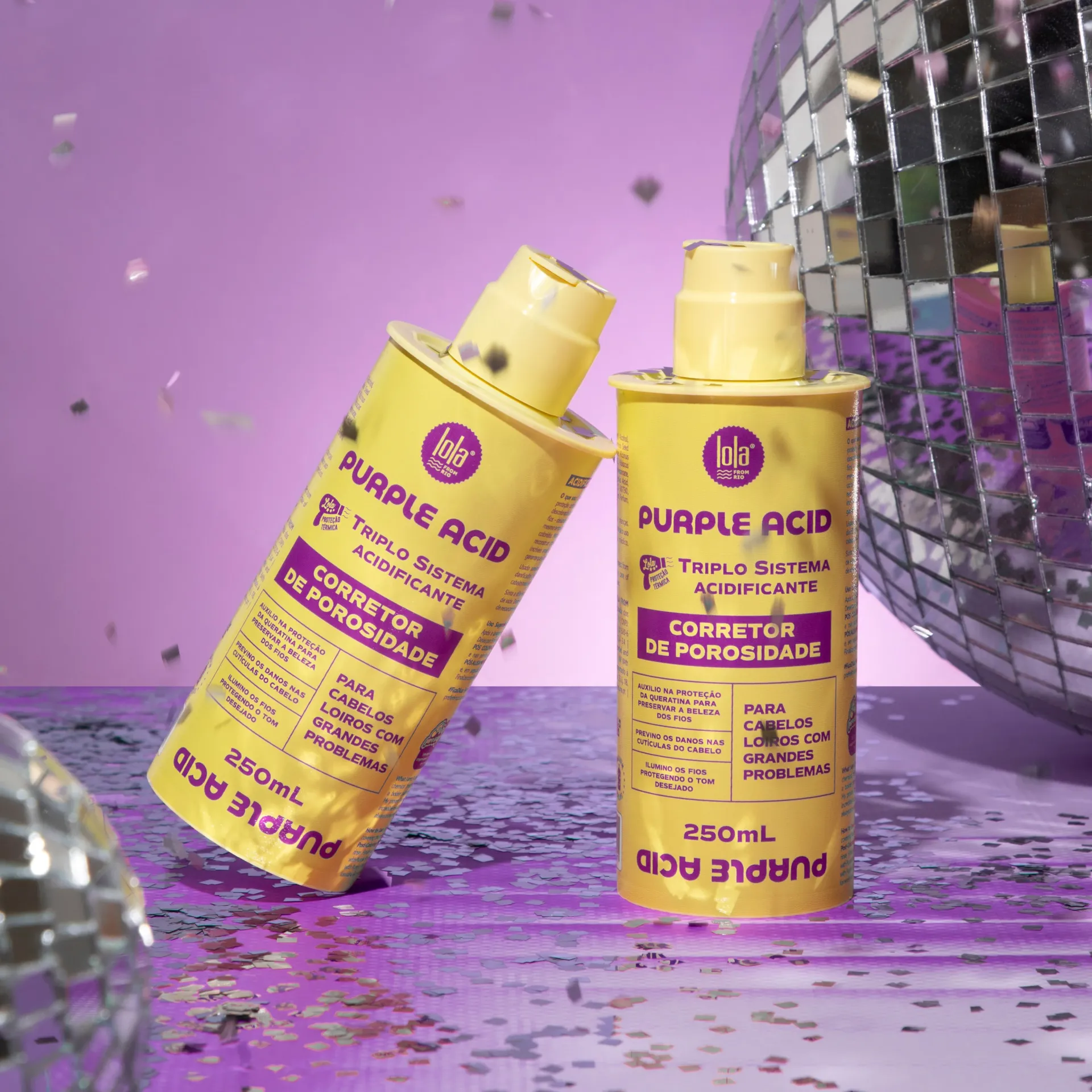 Dois frascos amarelos de Purple Acid da Lola em fundo lilás com confetes e disco espelhado