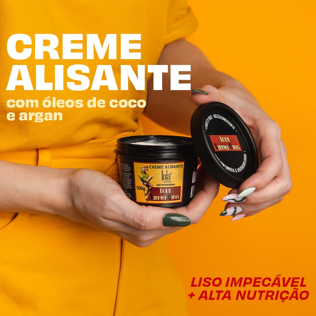 Creme alisante em pote preto com rótulo colorido, mãos segurando o pote, fundo amarelo