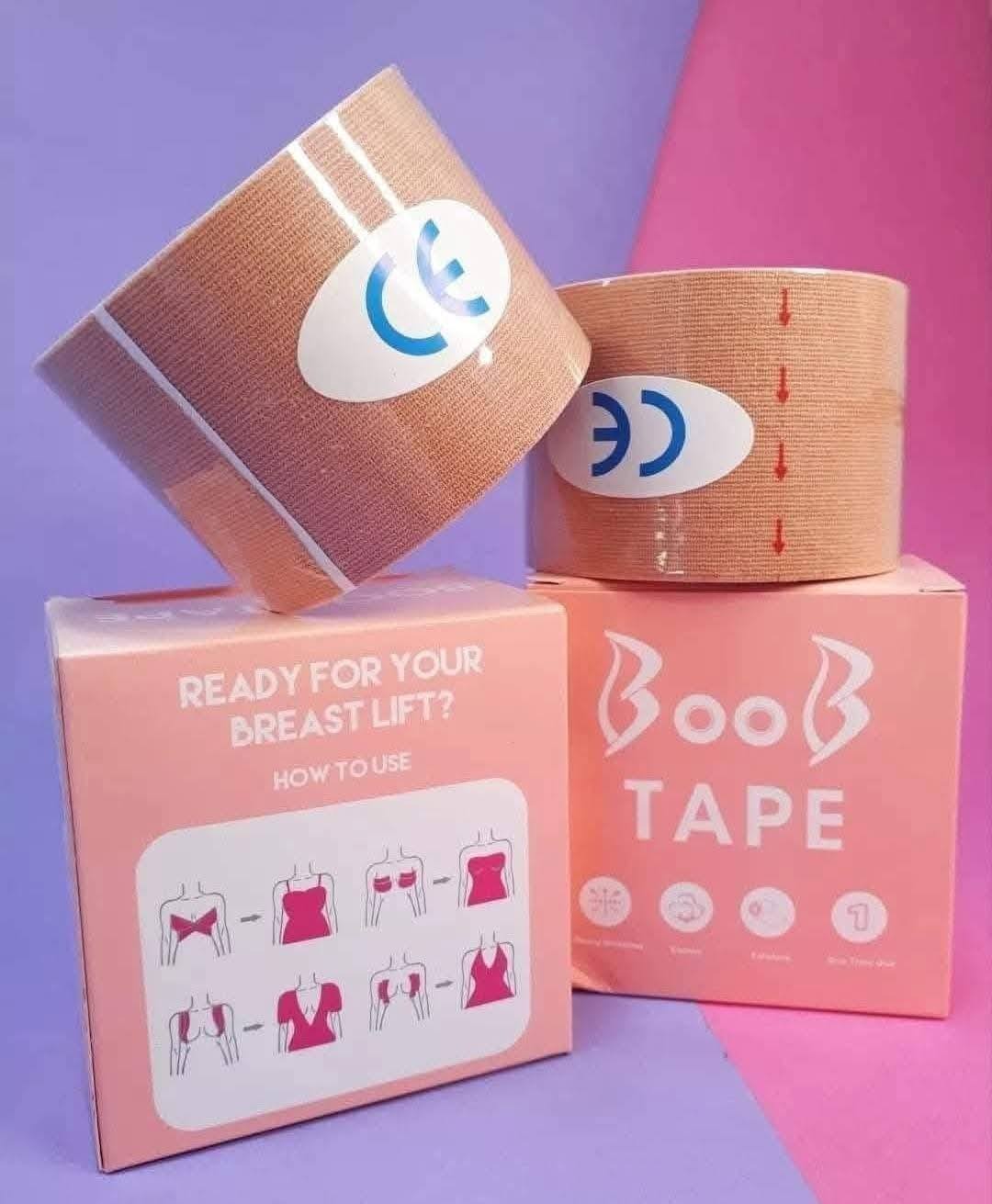 Fitas adesivas castanhas para levantamento de seios com embalagem cor de rosa e instruções de uso.