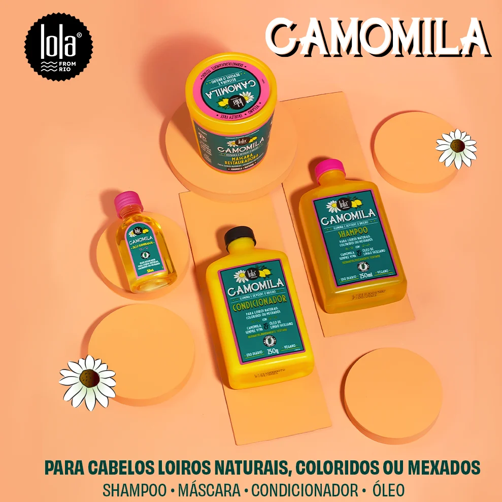 Produtos capilares camomila Lola com shampoo, condicionador, máscara e óleo em fundo laranja.