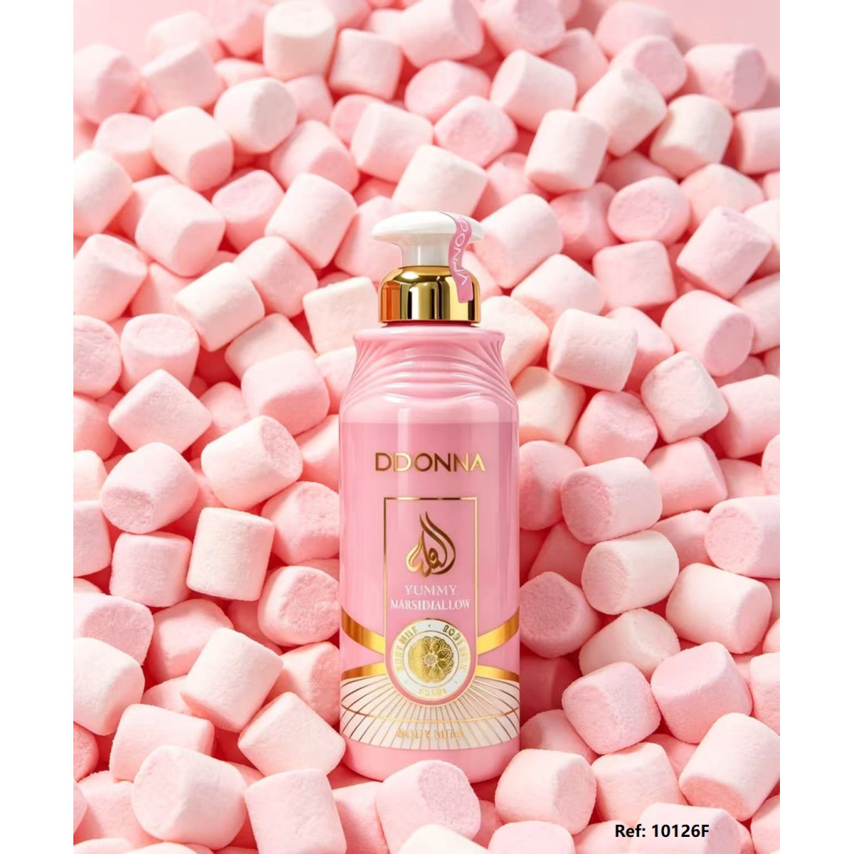 Frasco rosa DDONNA YUMMY MARSHMALLOW com tampa branca e dourada rodeado por marshmallows cor-de-rosa