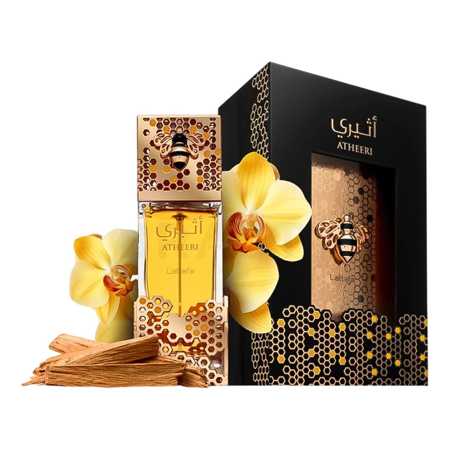 Frasco de perfume dourado com embalagem preta e flores amarelas ao fundo