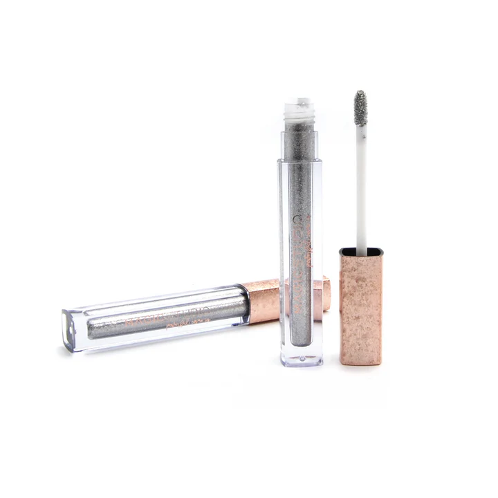 Dois tubos de gloss labial transparentes com aplicador e tampas douradas