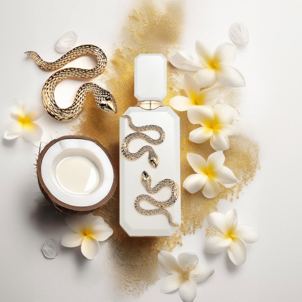 Frasco branco de perfume com cobras douradas decorativas e flores brancas.