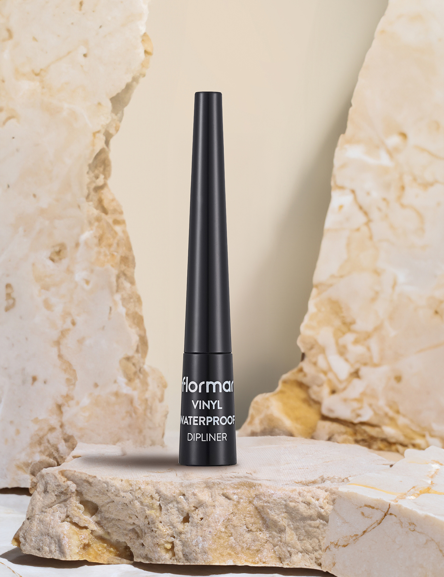 Delineador preto Flormar Vinyl Waterproof Dipliner entre pedras claras