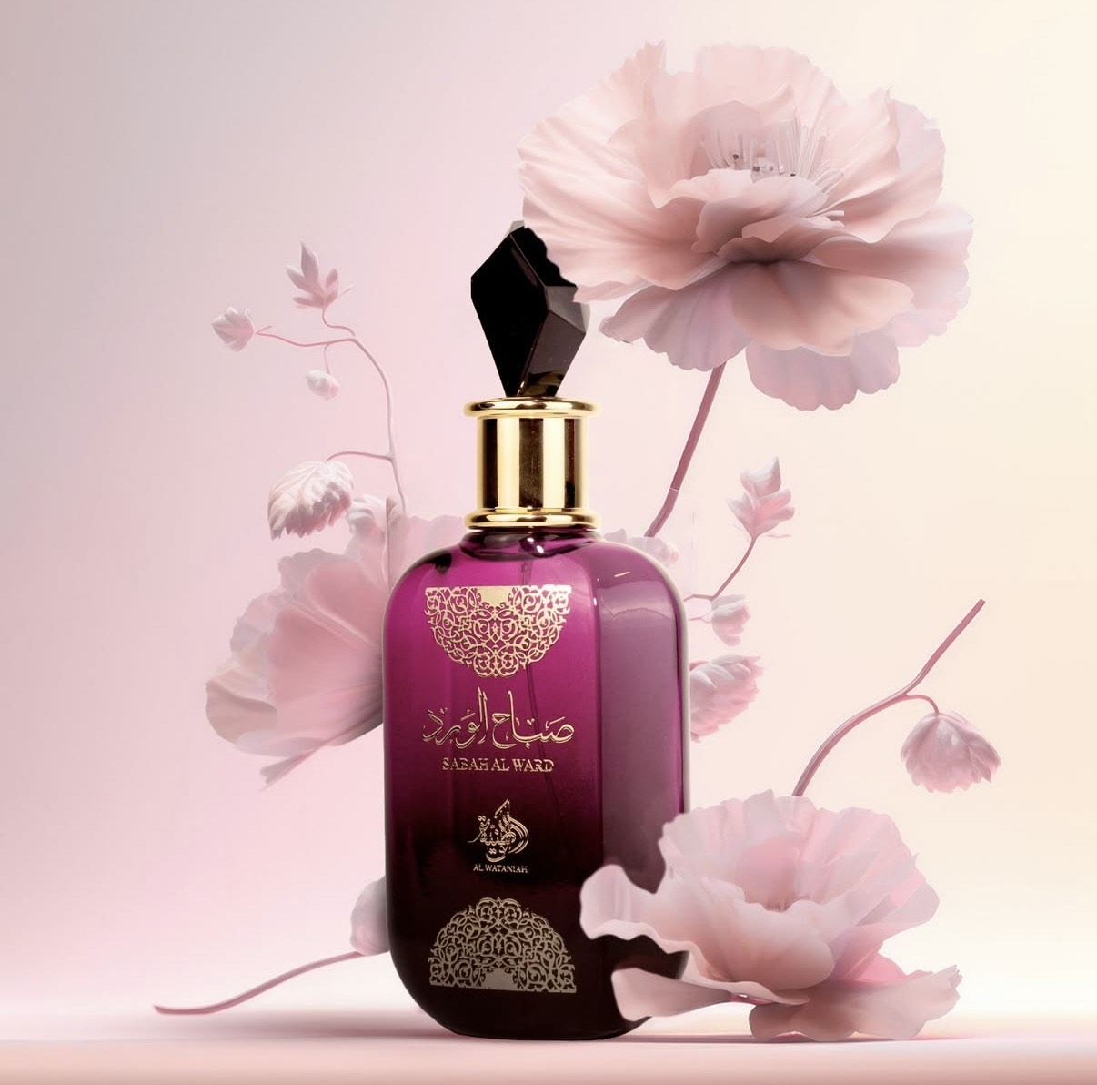 Frasco de perfume púrpura com flores rosa ao fundo