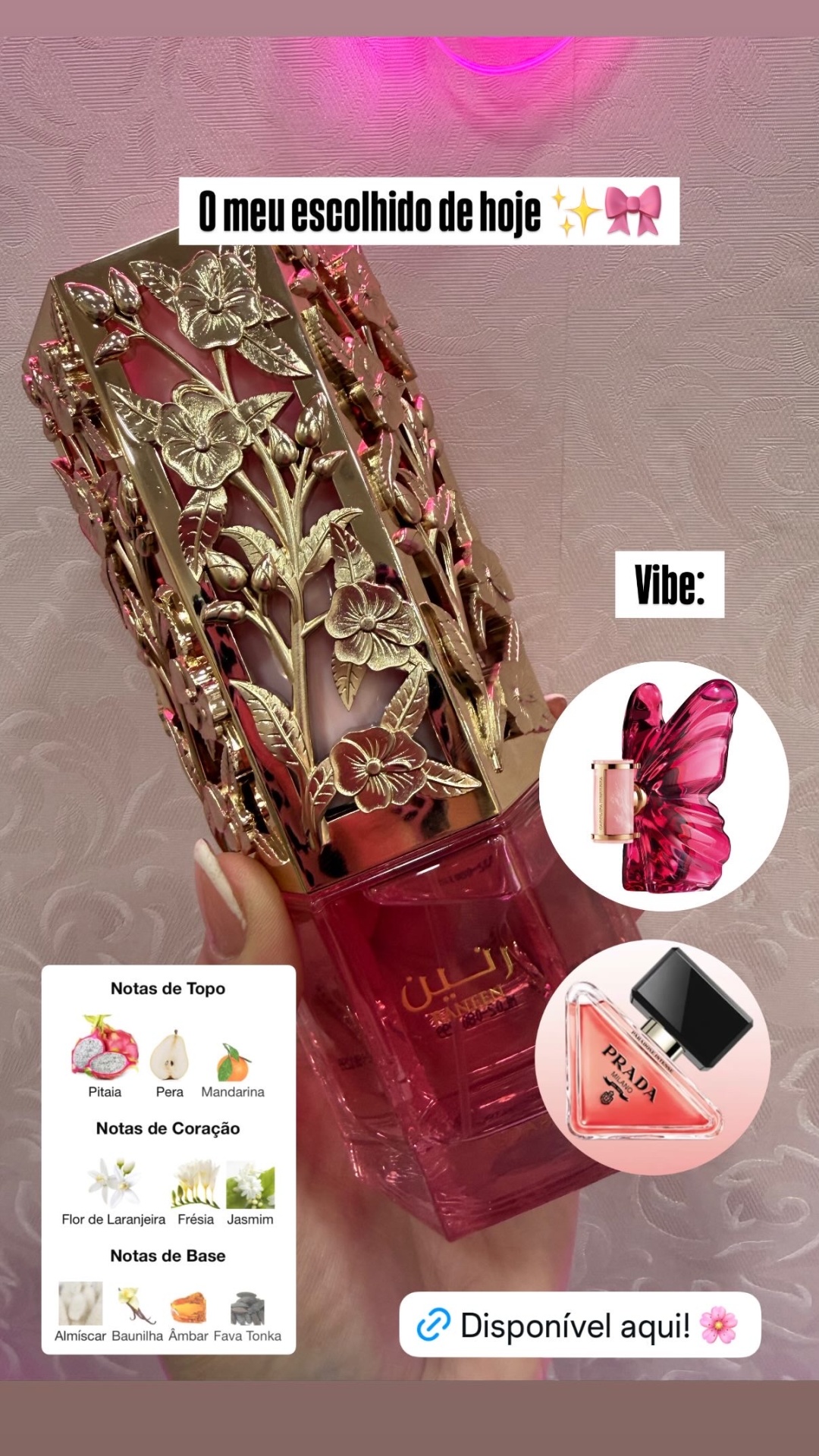 Frasco de perfume rosa com tampa dourada floral, mão segurando, fundo rosa com padrão