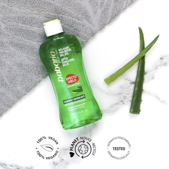 Frasco de bálsamo pós-sol Babaria verde sobre toalha cinza com folhas de aloe vera e ícones de certificação