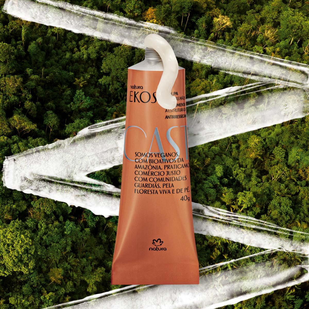 Frasco de creme Natura EKOS laranja com tampa branca sobre fundo de floresta