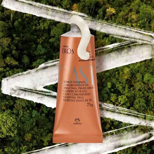 Frasco terracota de creme Natura EKOS sobre fundo de vegetação verde