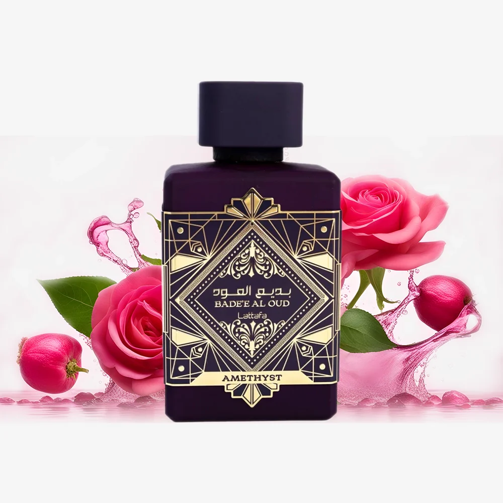 Frasco de perfume preto com rótulo dourado, rosas cor-de-rosa e líquido rosa ao fundo