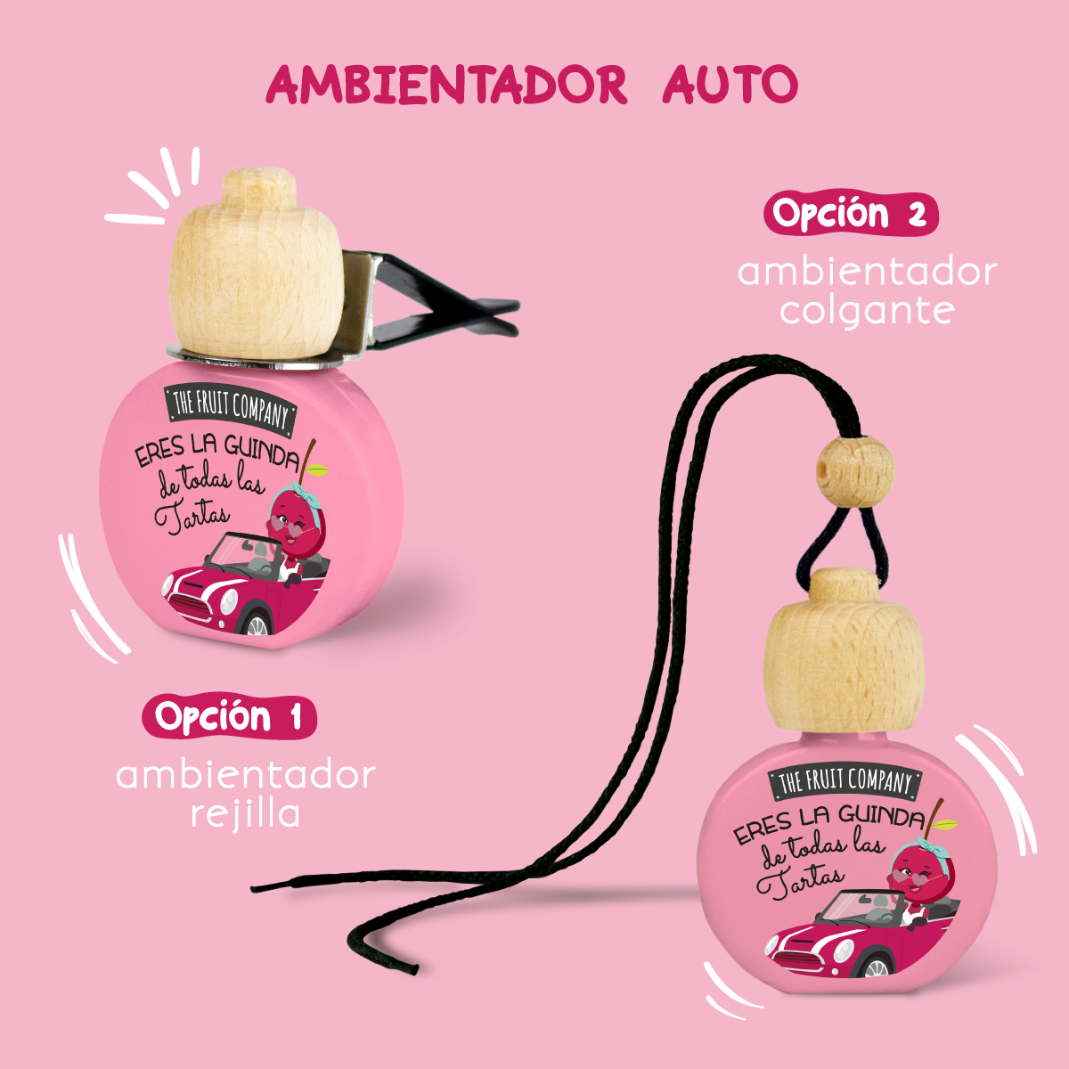 Dois ambientadores de carro cor-de-rosa com tampas de madeira e texto, um com clip preto e outro com cordão para pendurar, fundo rosa.