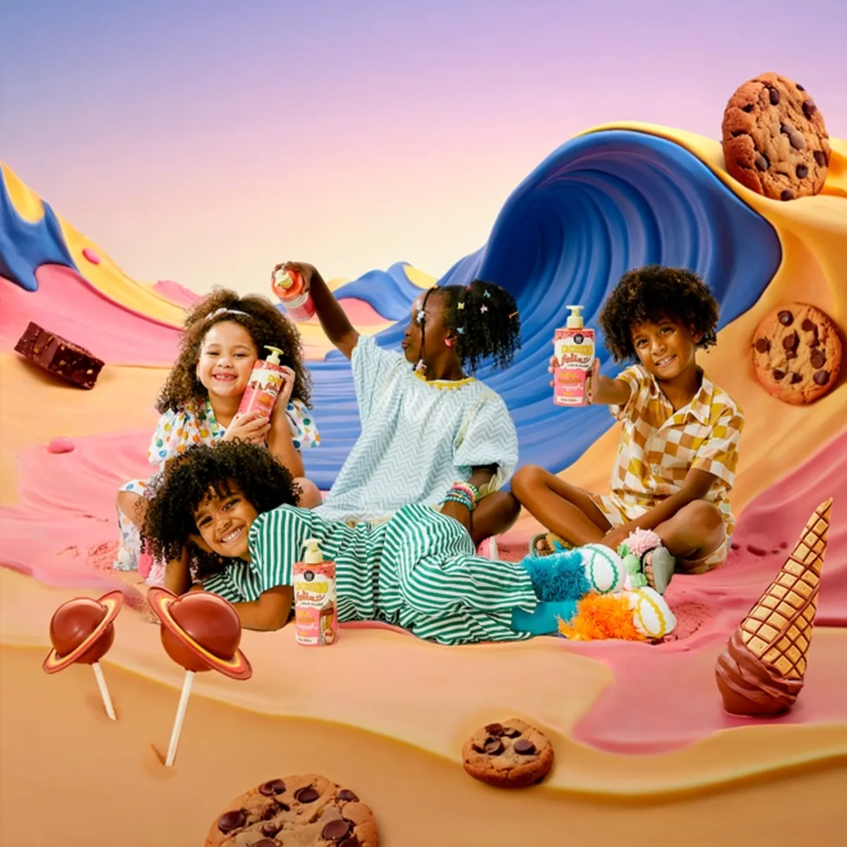 Crianças segurando bebidas Chapinha num cenário de gelados e bolachas colorido.