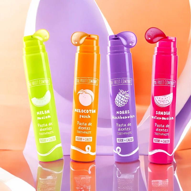Quatro tubos coloridos de pasta de dentes com sabores melão, pêssego, amoras e melancia.