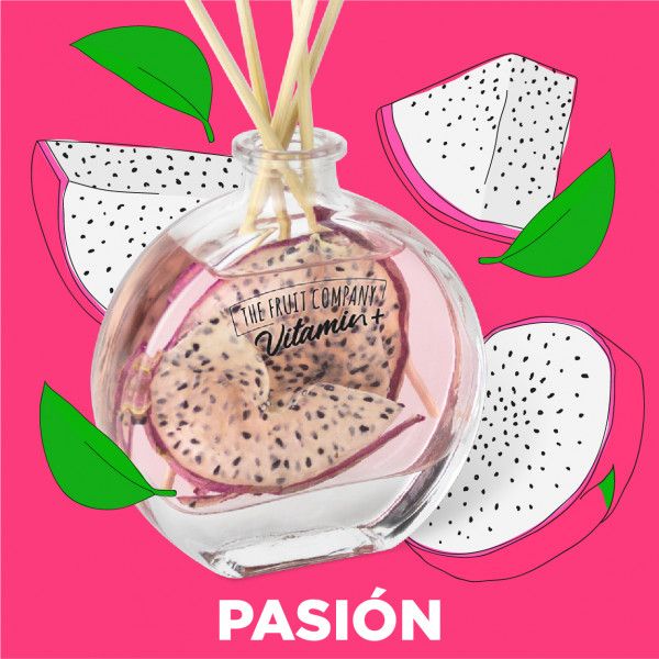 Difusor aromático redondo com fatia de pitaya dentro e hastes de madeira em fundo rosa