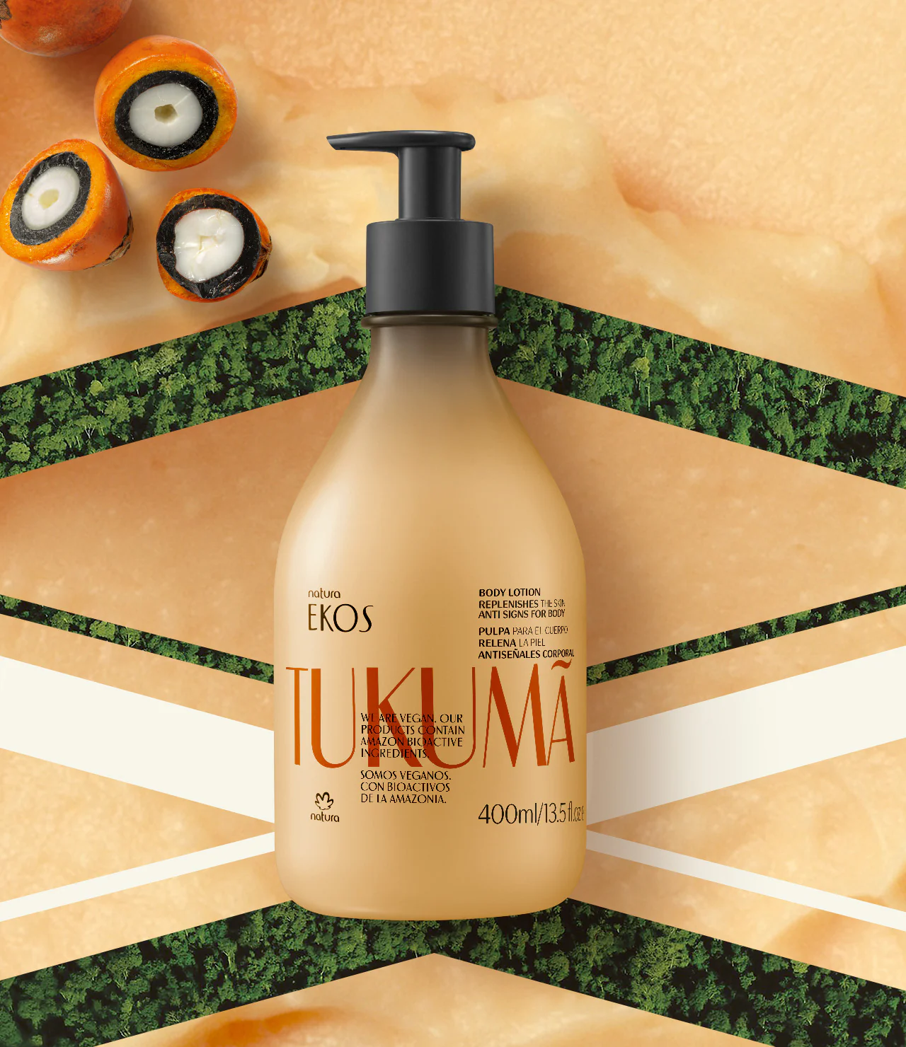 Loção corporal Ekos Tutkuma em frasco bege com doseador preto, sobre fundo com padrões verdes e bege e frutos cortados ao lado.