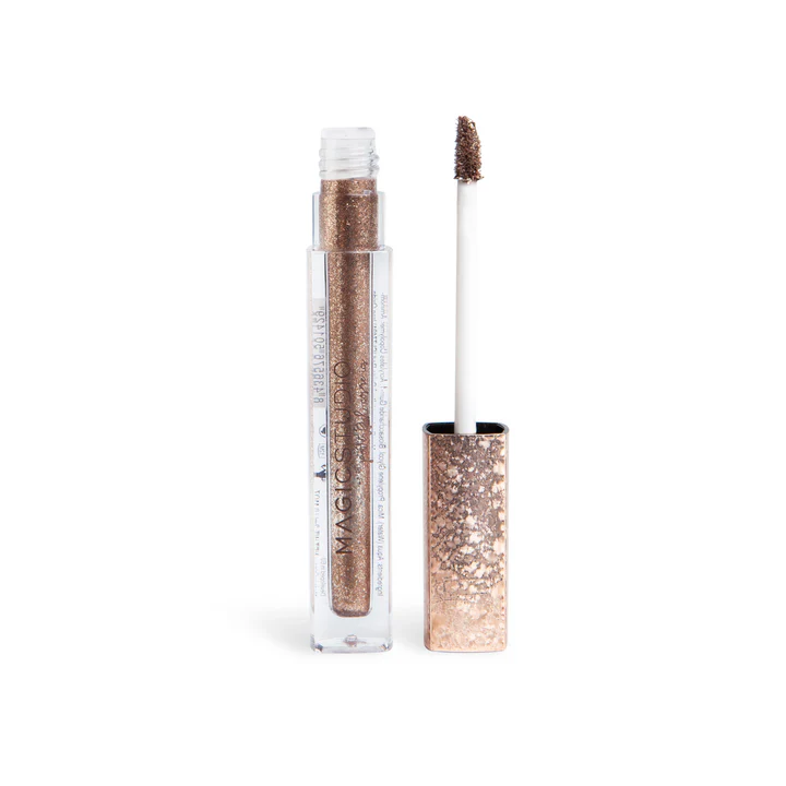 Batom líquido castanho metálico com glitter em embalagem transparente e tampa dourada