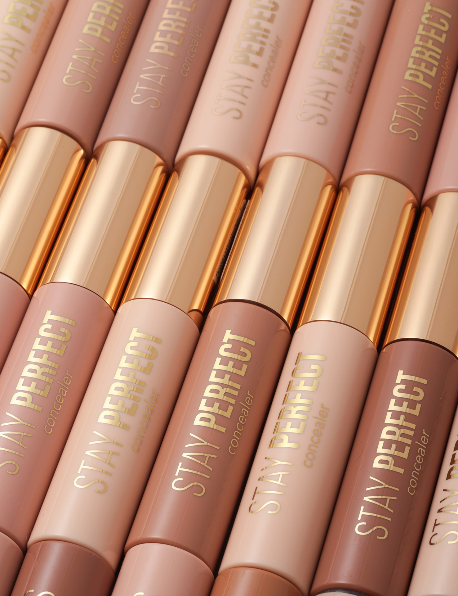Tubos de corretor STAY PERFECT concealer em vários tons de bege e castanho com tampa dourada.