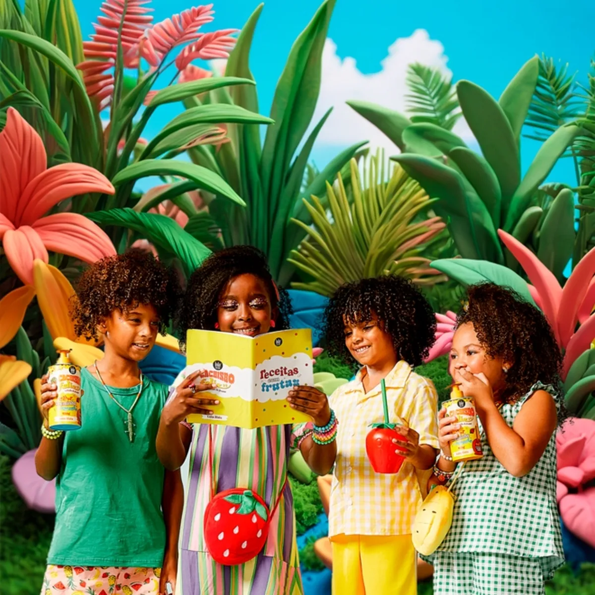 Quatro crianças com roupas coloridas seguram garrafas amarelas com fundo de folhas e flores grandes artificiais