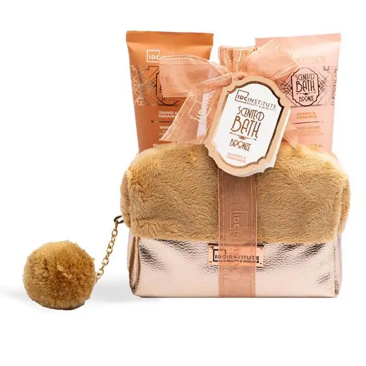 Conjunto de produtos de banho IDC Institute com embalagem rosa metálica e pompom de pelúcia castanho