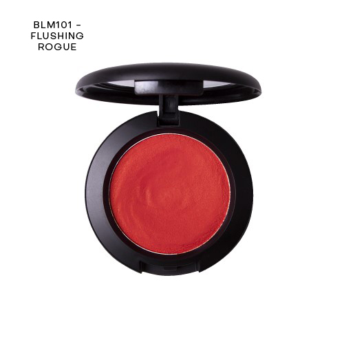 Blush vermelho em estojo preto com tampa aberta e texto 'BLM101 - FLUSHING ROGUE'