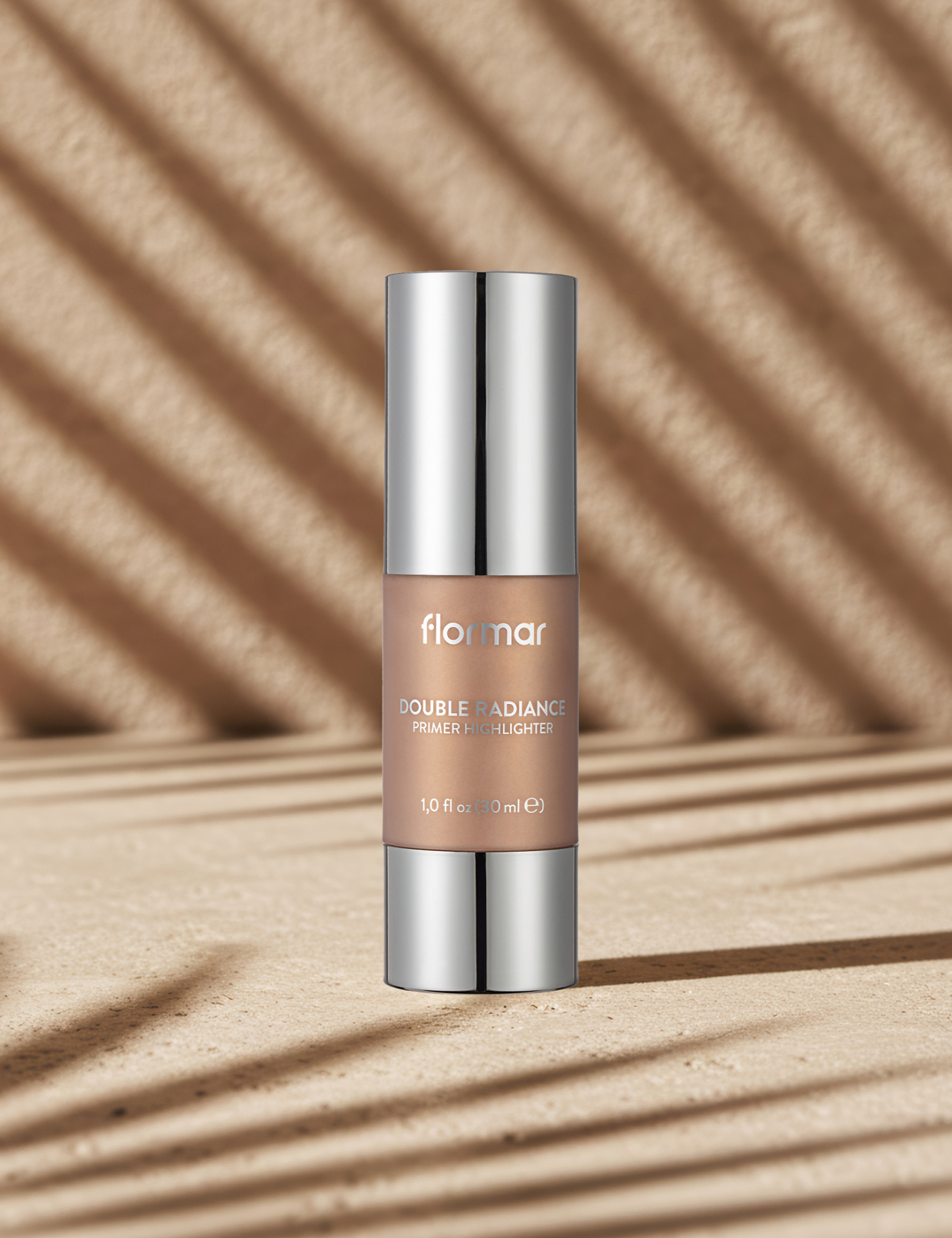 Frasco de primer highlighter flormar em tom bege com tampa prateada e sombras lineares no fundo