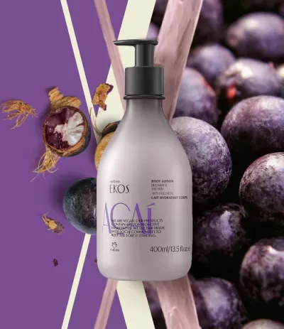 Frasco de loção corporal Ekos Açaí lilás com fundo de açaí