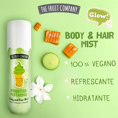 Frasco Frosted Pistachio Body and Hair Mist da The Fruit Company com elementos decorativos e texto promocional em fundo verde