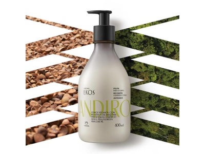 Frasco branco fosco com tampa de bomba preta e rótulo verde e preto em fundo de casca e musgo