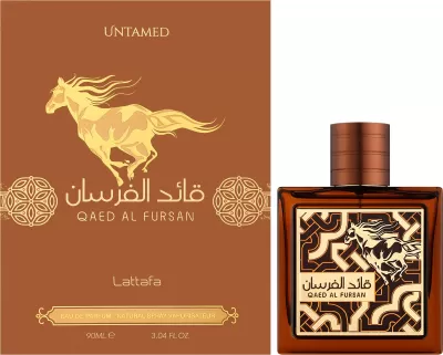 Frasco de perfume âmbar e caixa castanha com cavalo dourado e textos