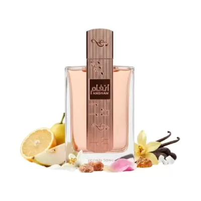 Frasco de perfume ANGHAM com líquido rosa e elementos naturais ao redor