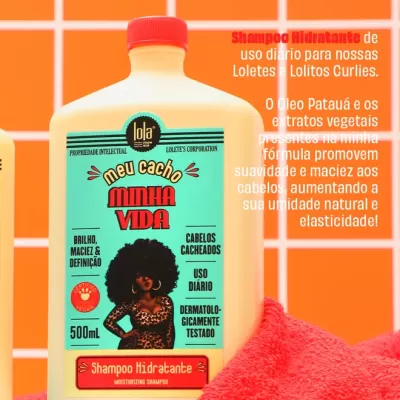 Frasco de shampoo hidratante para cabelos cacheados com rótulo detalhado