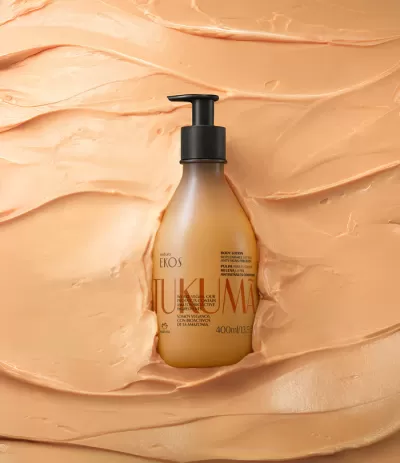 Frasco de loção corporal Ekos Tukumã com dispensador preto em textura cremosa bege