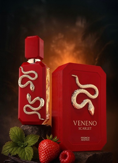 Frasco e caixa de perfume vermelho Veneno Scarlet com detalhes de serpente dourada e frutas