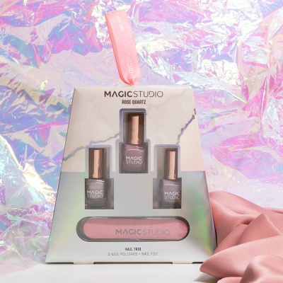 Conjunto de verniz e polidor Magic Studio Rose Quartz em embalagem branca holográfica com laço cor de rosa