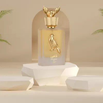 Frasco de perfume em vidro fosco amarelo com detalhes dourados e tampa decorativa em forma de pássaro