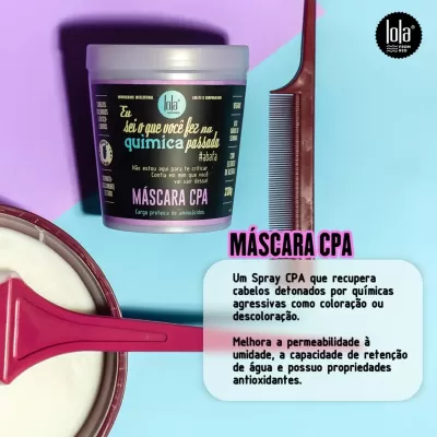Pote roxo de Máscara CPA Lola Cosmetics ao lado de pincel vermelho e pente marrom