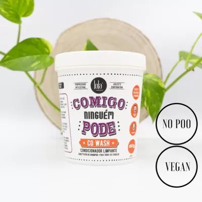 Condicionador limpante Lola com texto colorido em embalagem branca, plantas verdes ao fundo