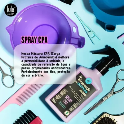 Frasco de spray rosa com rótulo da Lola Cosmetics e acessórios de cabelo em fundo azul