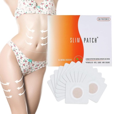Caixa do produto SLIM PATCH com adesivos e modelo vestindo roupa interior floral