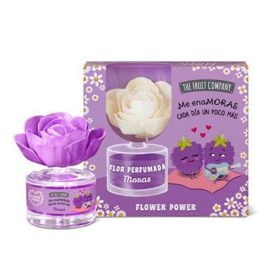 Frasco de perfume com flor roxa e embalagem roxa decorada com amoras e texto