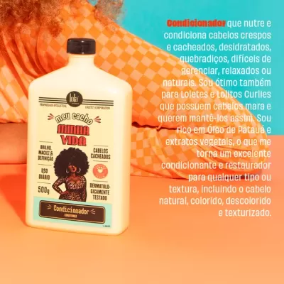 Frasco de condicionador para cabelos cacheados com ilustração e texto promocional