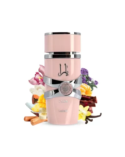 Frasco de perfume rosa claro com detalhes prateados e flores ao fundo