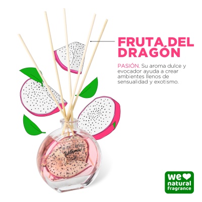 Frasco de difusor com fragrância rosa e palitos de madeira com imagens da fruta do dragão.