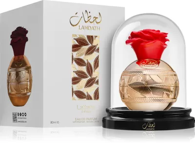 Frasco de perfume Lahdath com tampa vermelha em forma de rosa e caixa branca com padrão de folhas