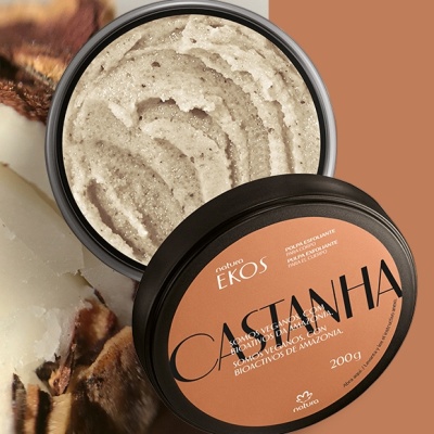 Esfoliante Natura Ekos Castanha em pote preto com tampa e textura granulada