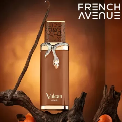 Frasco de perfume Vulcan Sable com decoração de cobra sobre madeira e fundo laranja
