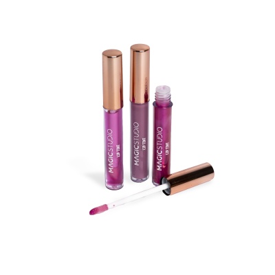 Três tubos de gloss labial MAGIC STUDIO BY TIFFANY em tons de roxo com tampas metálicas cor cobre