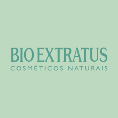 Logo BIO EXTRATUS COSMÉTICOS NATURAIS em fundo verde claro