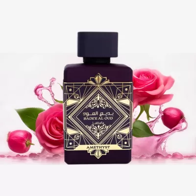 Frasco de perfume preto com rótulo dourado, rosas cor-de-rosa e líquido rosa ao fundo